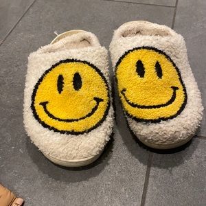 Men Women Retro round smiley face fashion soft plush comfy warm slip-on slippers